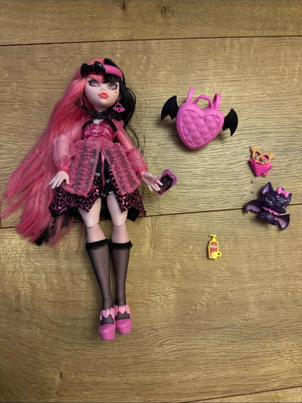 monster high “Draculara” Fashion Doll Accessories